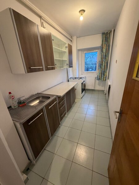 Piata Muncii 1 minut metrou, vedere spate, bloc 1986.