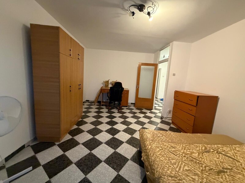 Piata Muncii 1 minut metrou, vedere spate, bloc 1986.