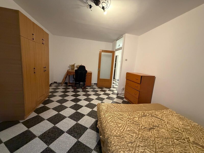 Piata Muncii 1 minut metrou, vedere spate, bloc 1986.