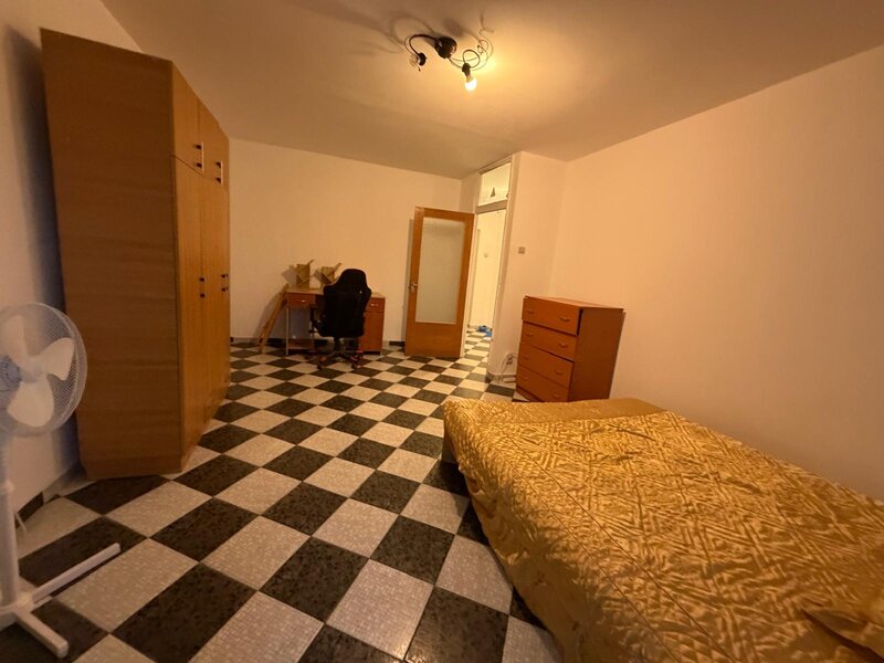 Piata Muncii 1 minut metrou, vedere spate, bloc 1986.