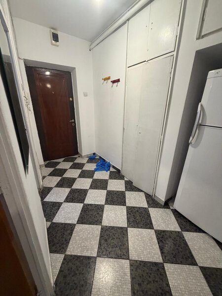 Piata Muncii 1 minut metrou, vedere spate, bloc 1986.