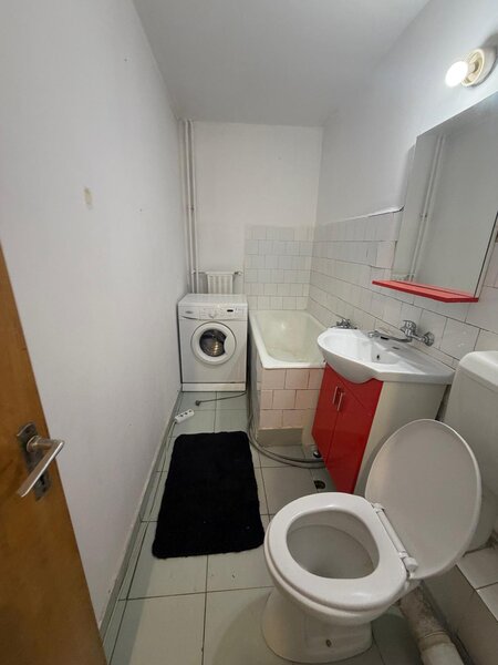 Piata Muncii 1 minut metrou, vedere spate, bloc 1986.